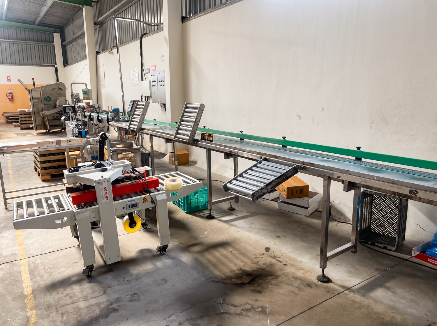 Packing and carton sealing before export dispatch